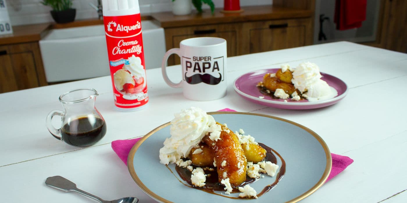 Bananos salteados en mantequilla avellanada con Crema Chantilly Alquería
