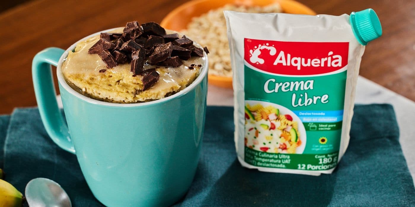 Mug cake de banano con Crema Libre Alquería