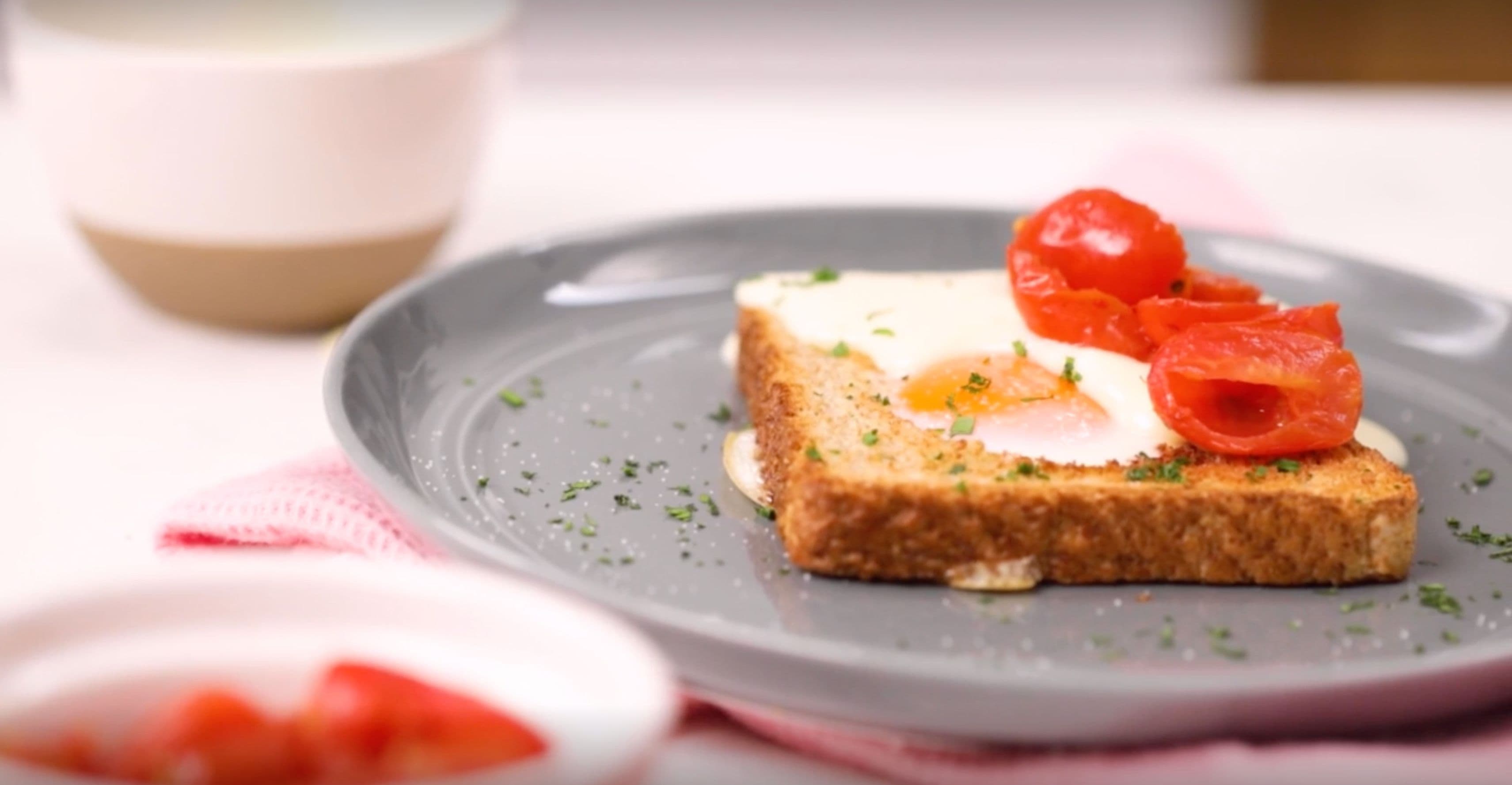 Tostadas rellenas con huevo y salsa de queso ligera