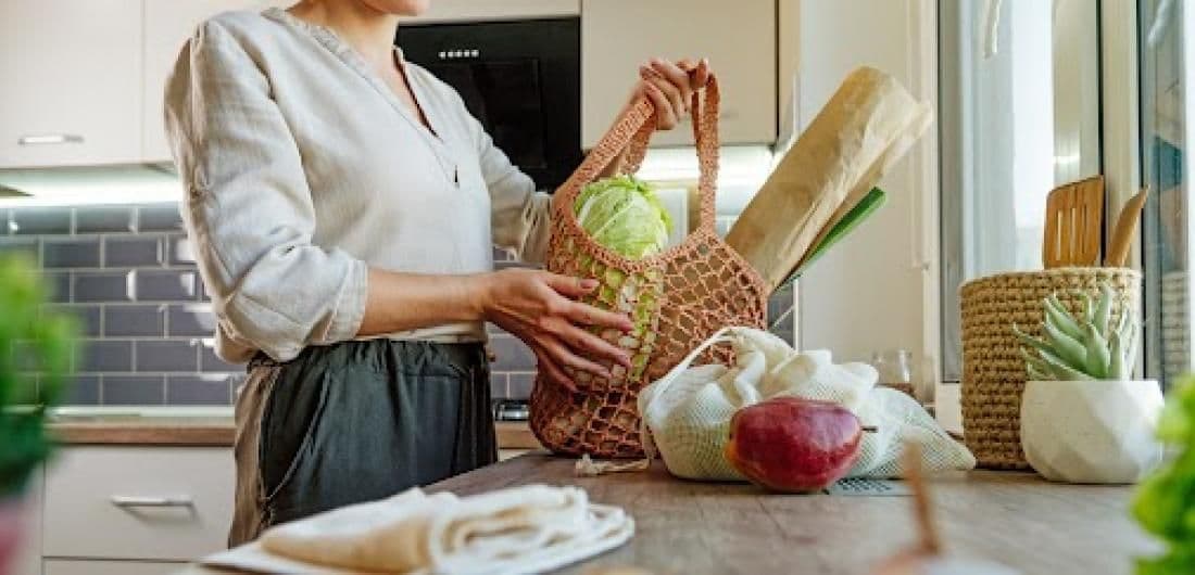 Mujer con frutas en la mesa
