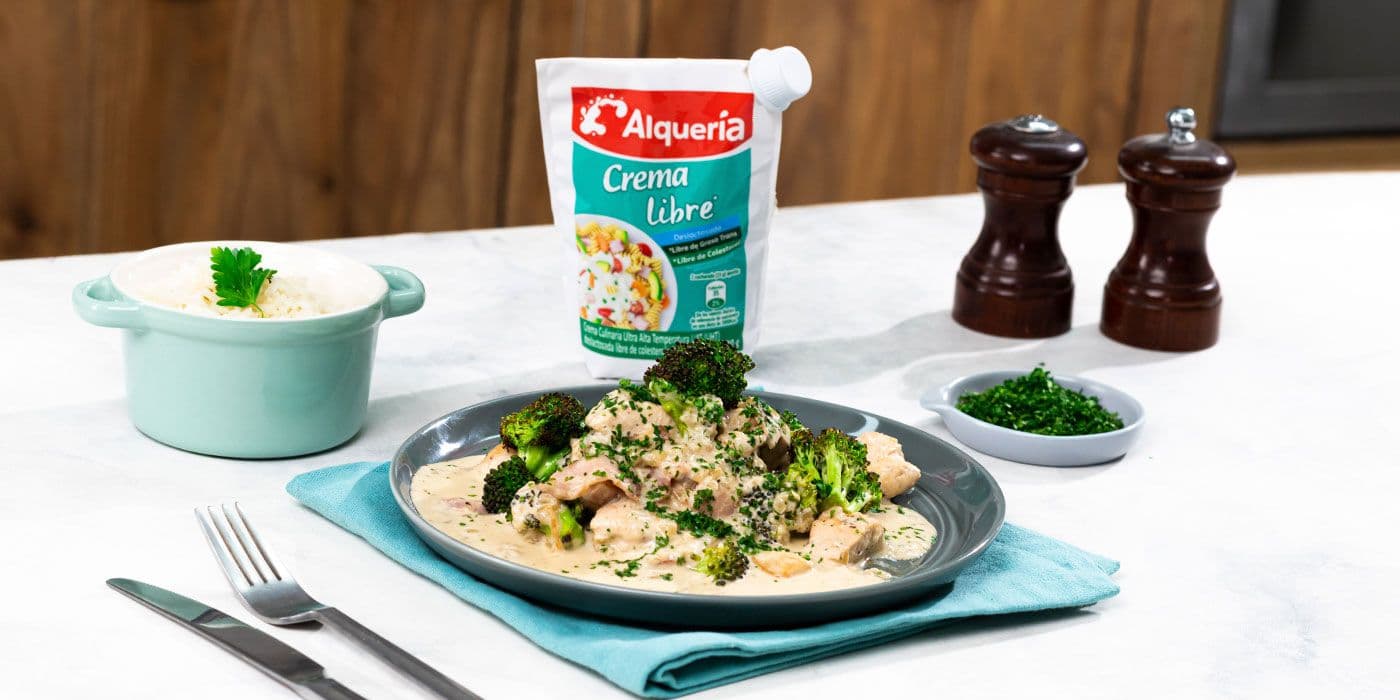 Salteado de verduras y pollo con tocineta con Crema Libre