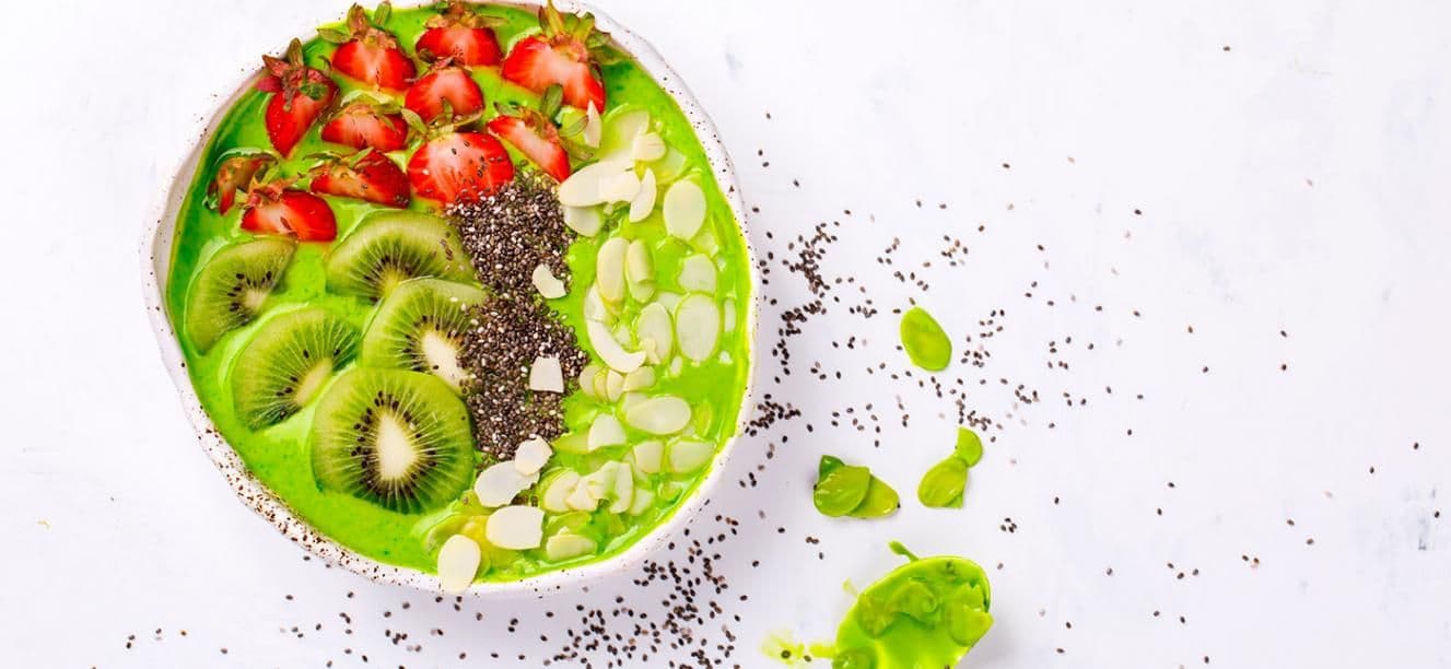 Smoothie Bowl de Kiwi y mango con semillas de chía