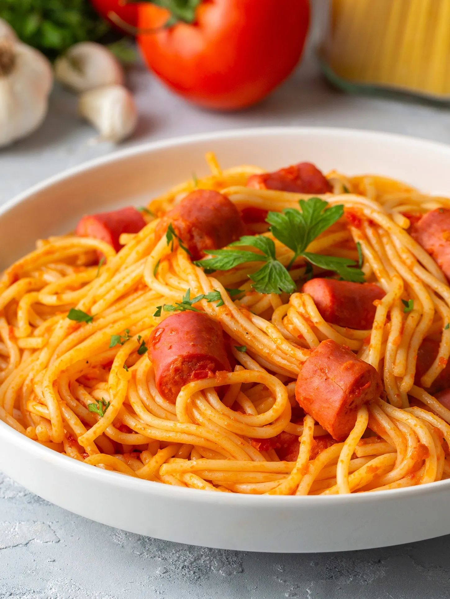 Espaguetis cremosos con salchicha