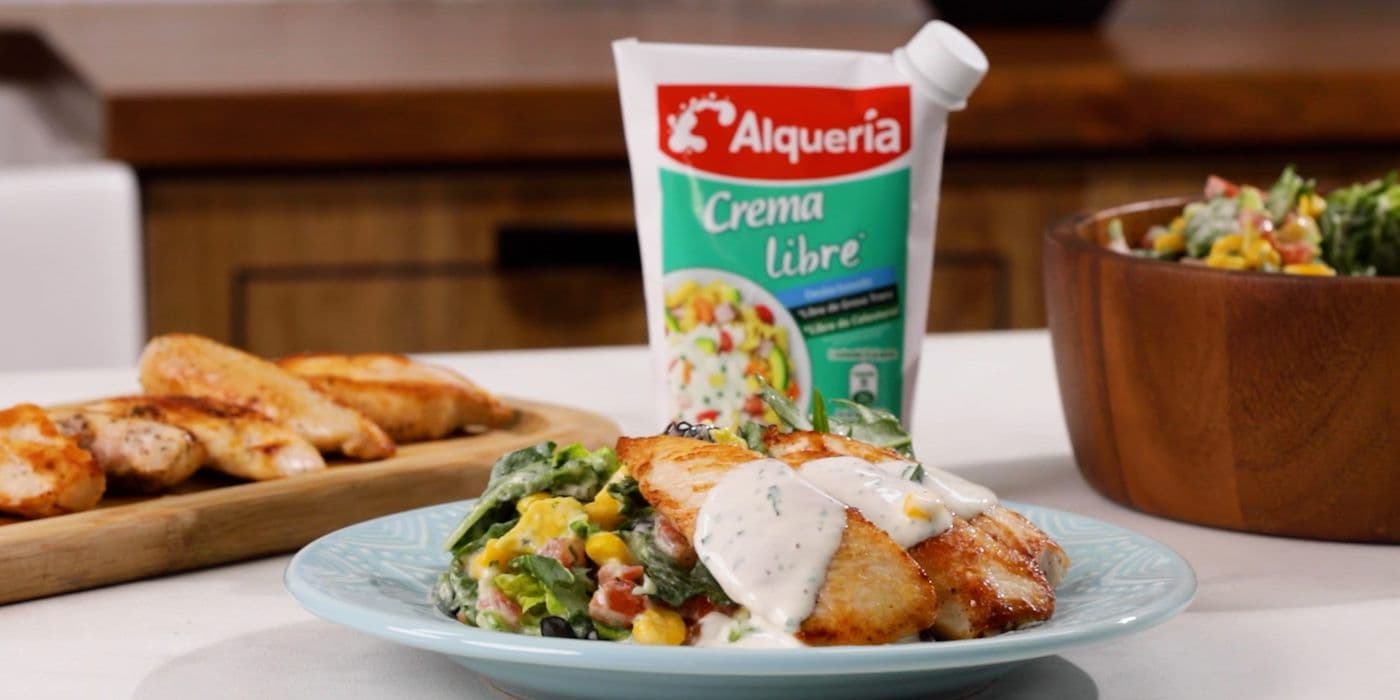 Ensalada fría cremosa de verduras con pollo y aguacate