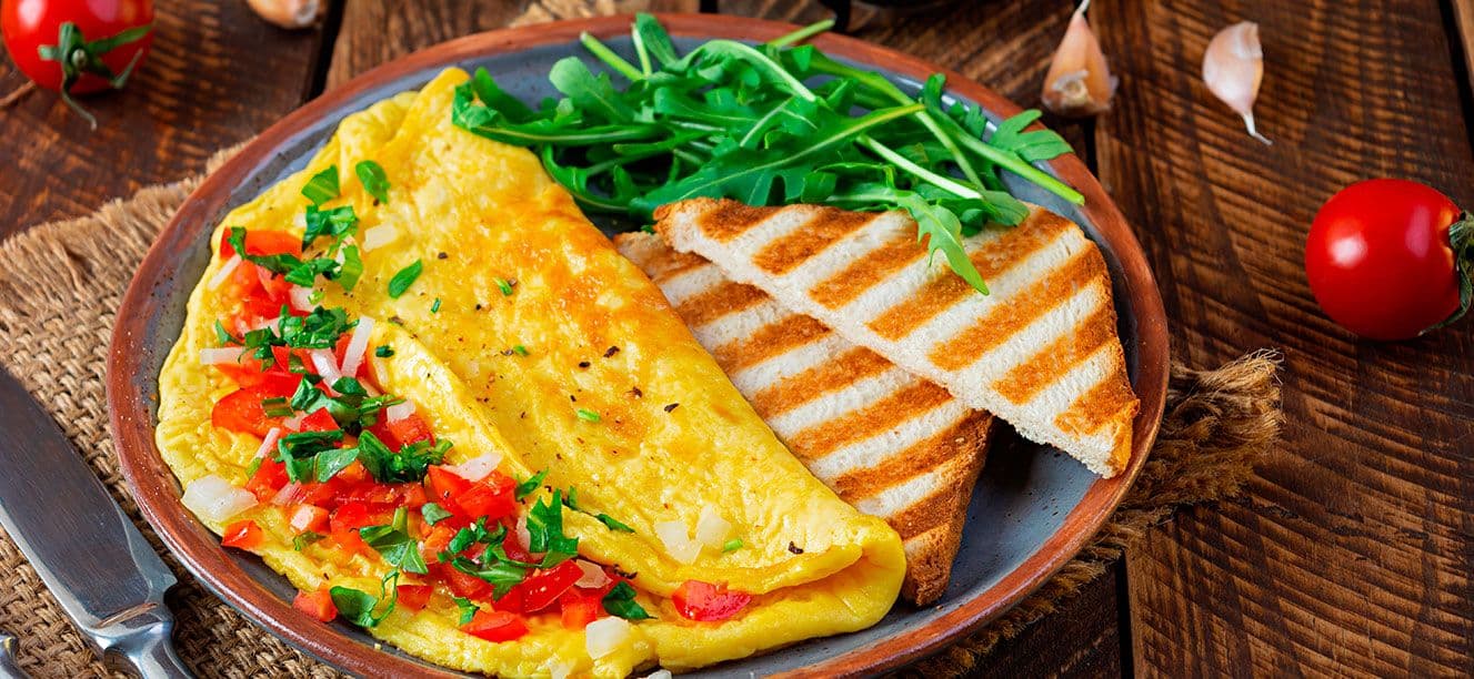 Huevos al horno con jamón y albahaca