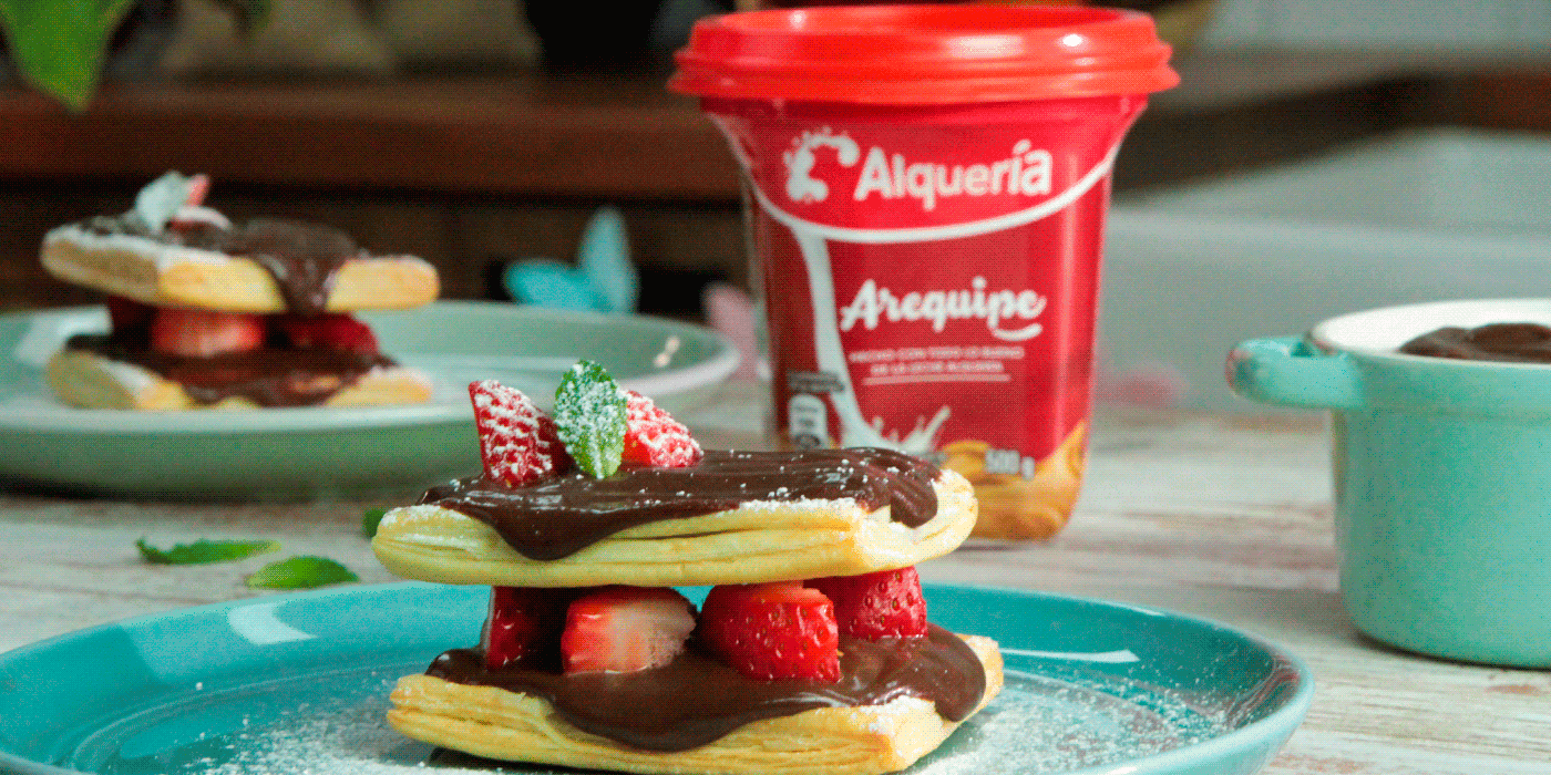 Milhoja de café con Arequipe Alquería.