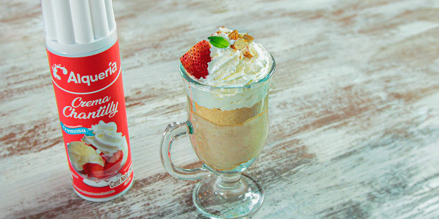 Capas tentación de banano con Crema Chantilly Alquería