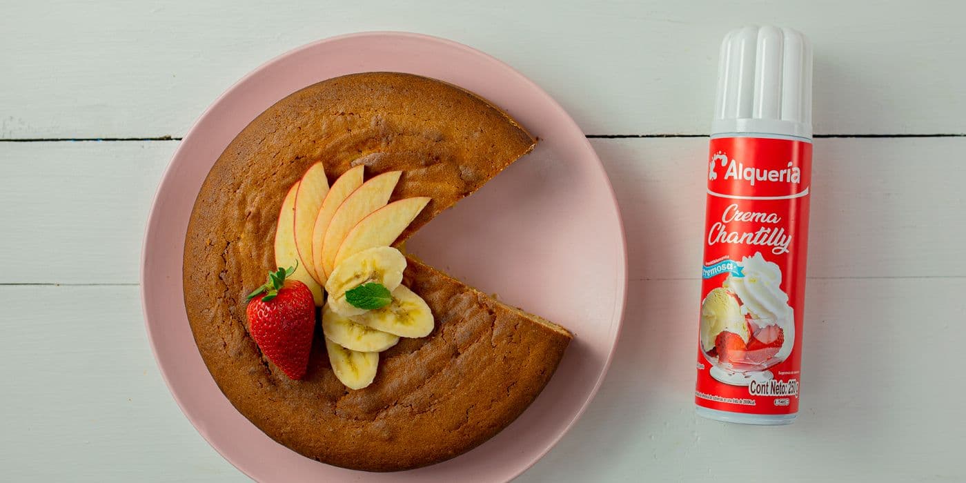 Torta de manzana con Crema Chantilly Alquería