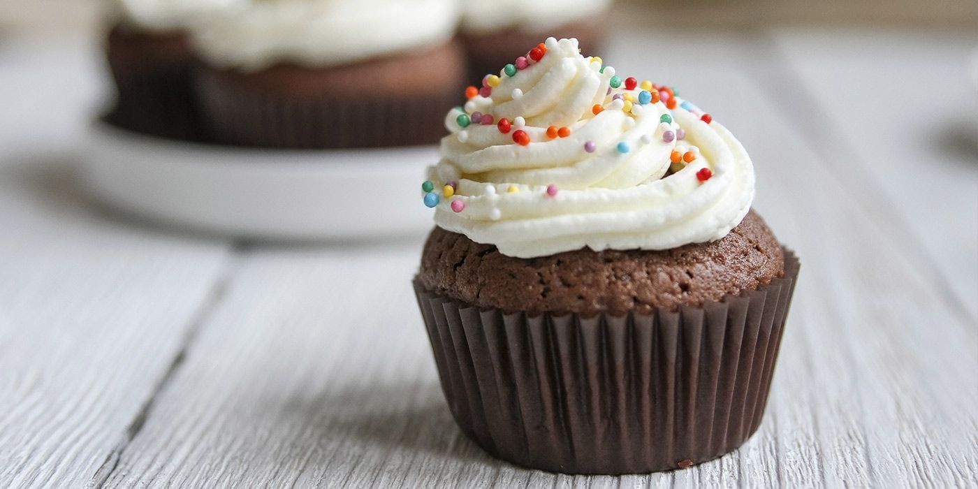 Cupcakes de chocolate rellenos con mermelada de mora