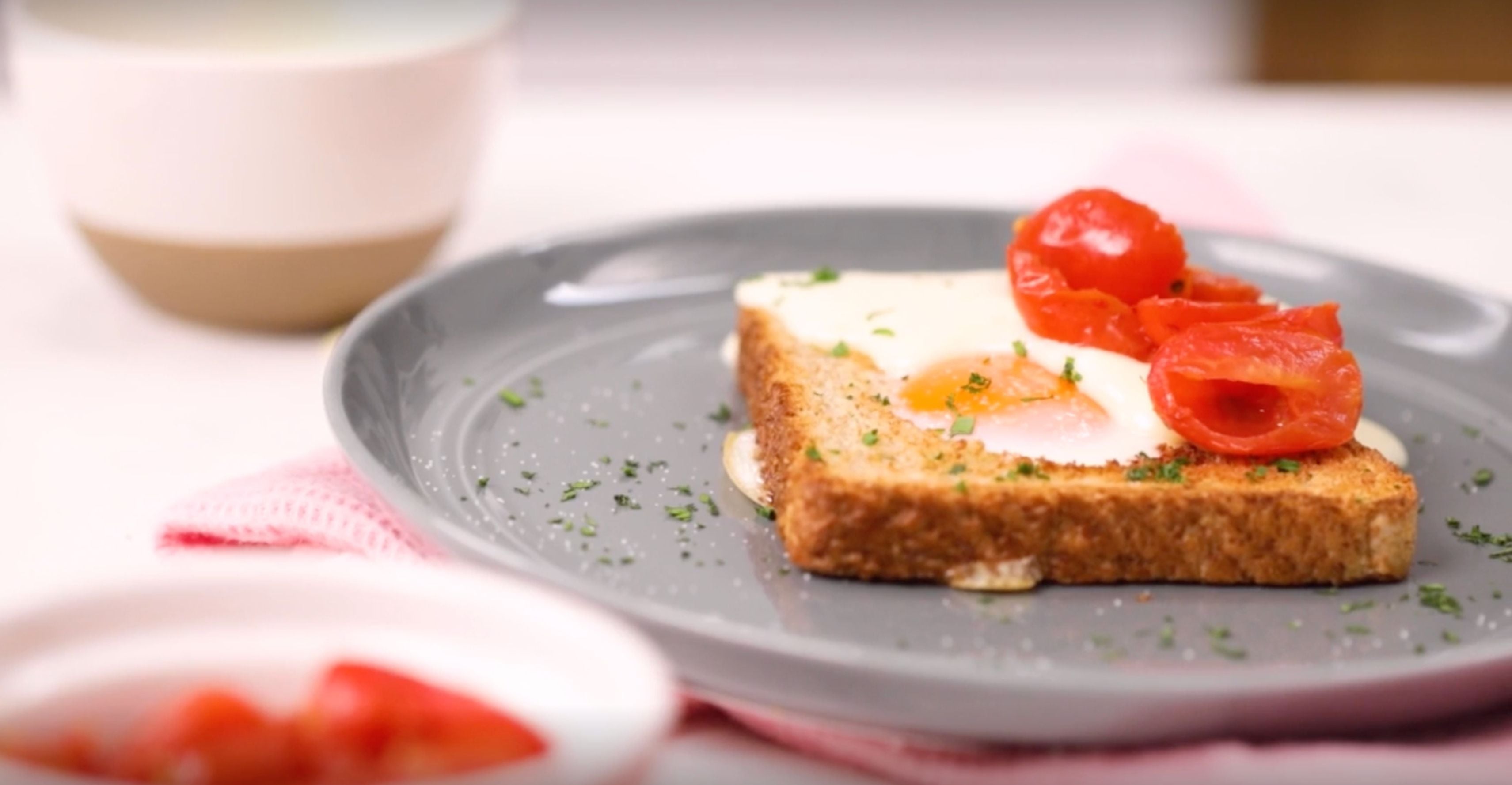 Tostadas rellenas con huevo y salsa de queso ligera