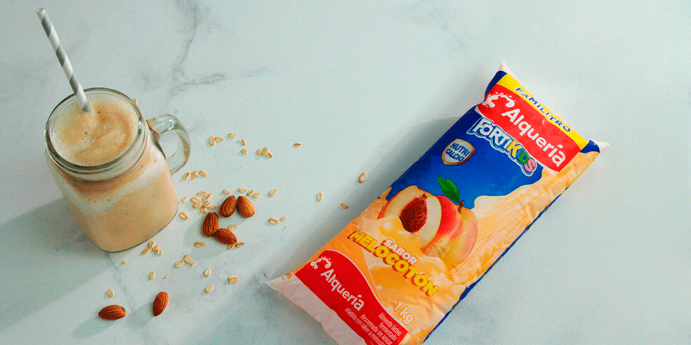 Batido de Bebida Láctea Alquería Fortikids con banano y toques de naranja.