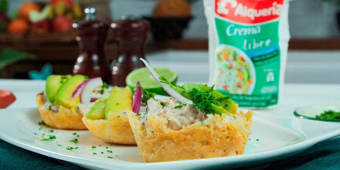 Ceviche de atún con canastas de parmesano y crema libre Alquería