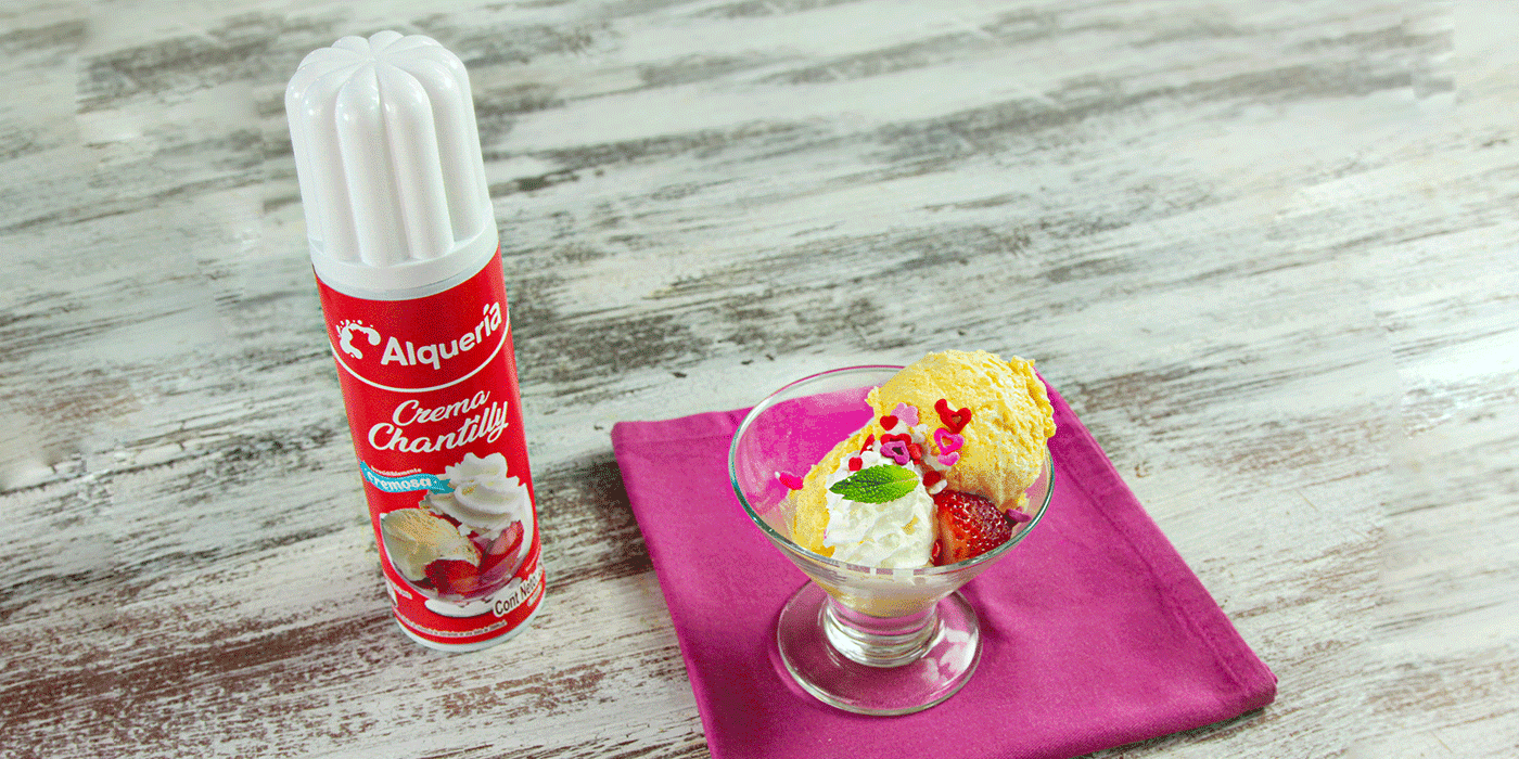 Helado de mango y hierbabuena con Chantilly Alquería