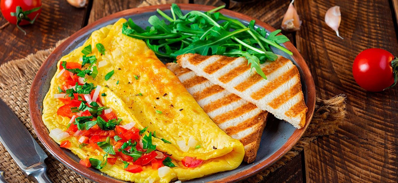 Huevos al horno con jamón y albahaca