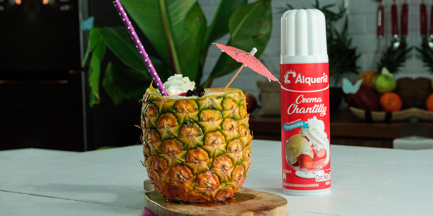 Cocktail sin alcohol de piña colada con Crema Chantilly Alquería.