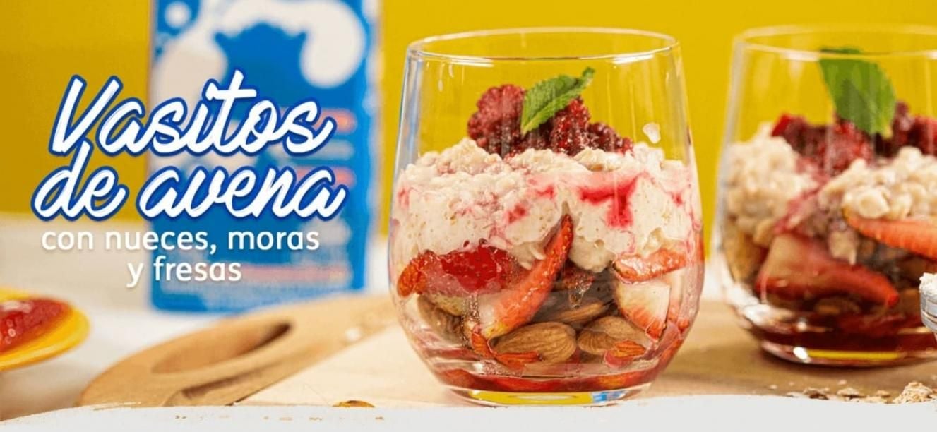Vasitos de avena y nueces con frutos rojos