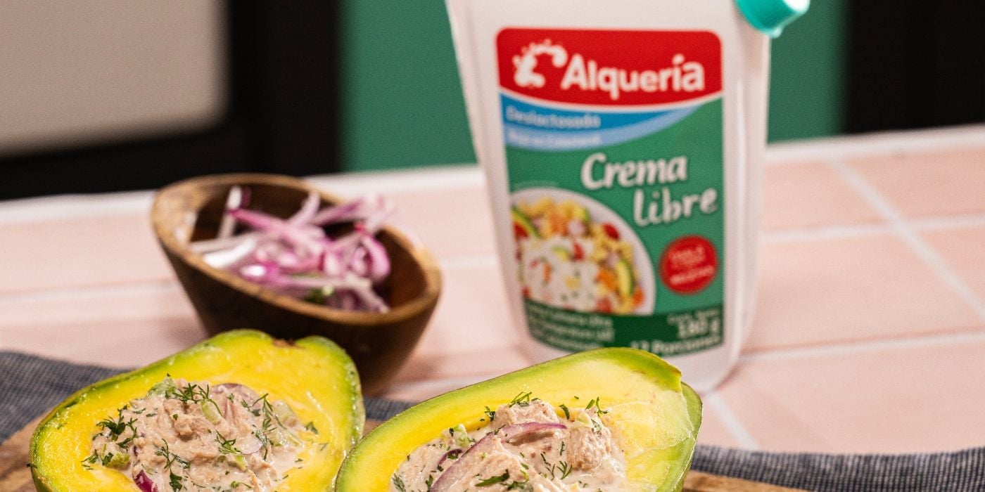 Aguacates rellenos de atún con salsa picante