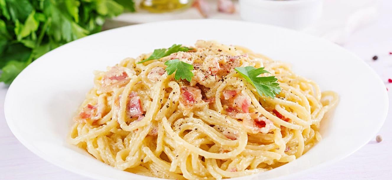 Pasta con salsa de queso y tocineta