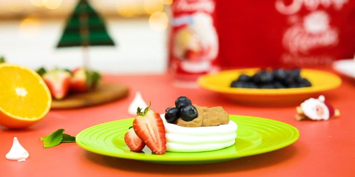 Mini pavlovas navideñas con crema chantilly alquería