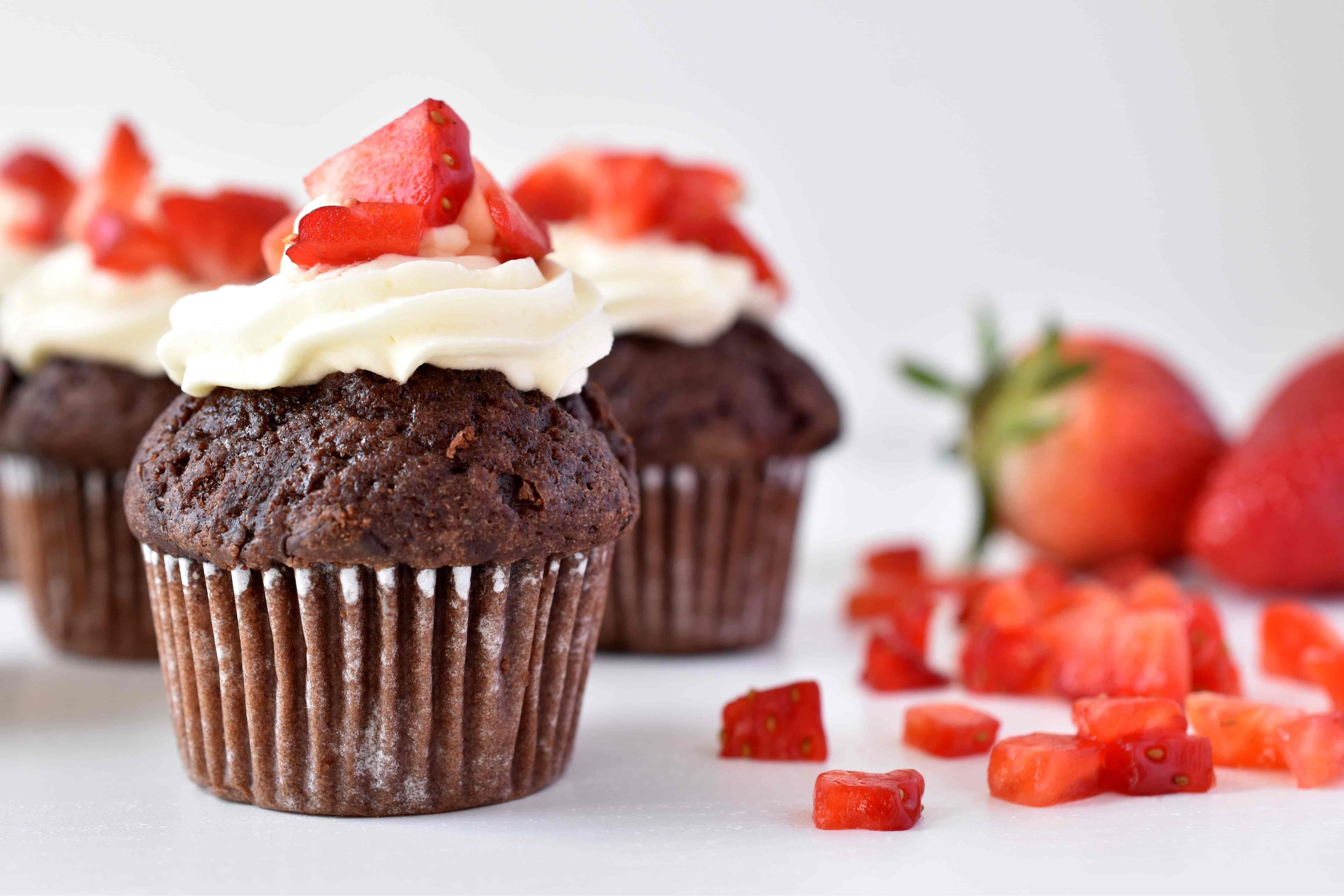 Cupcakes con sombrero de chocolate y fresas