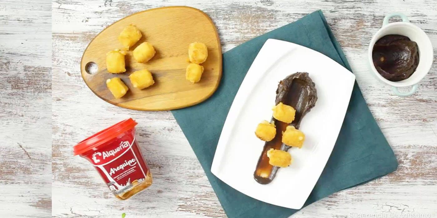 Cubos de queso apanados con crema de Arequipe Alquería