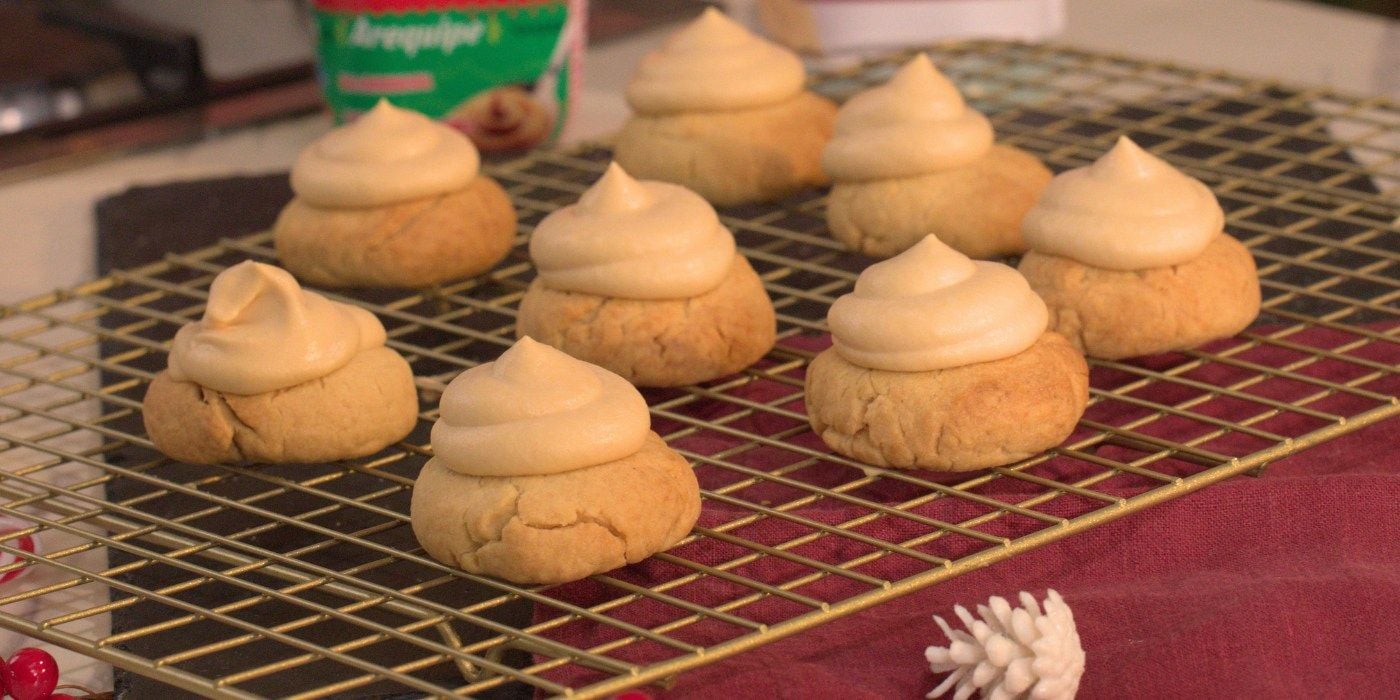 Crumble cookies con frosting de arequipe y Crema de Leche Alquería