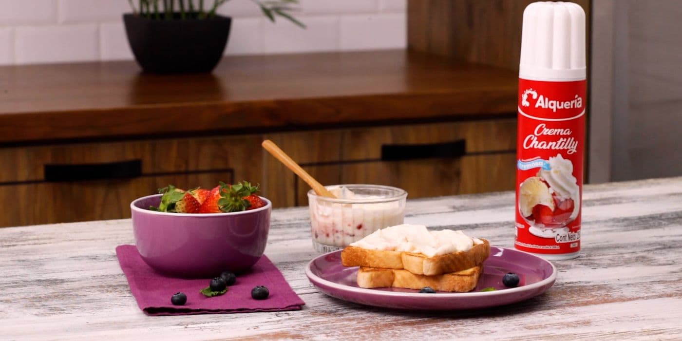 Cremoso dip dulce sabor a cheesecake y frutos rojos