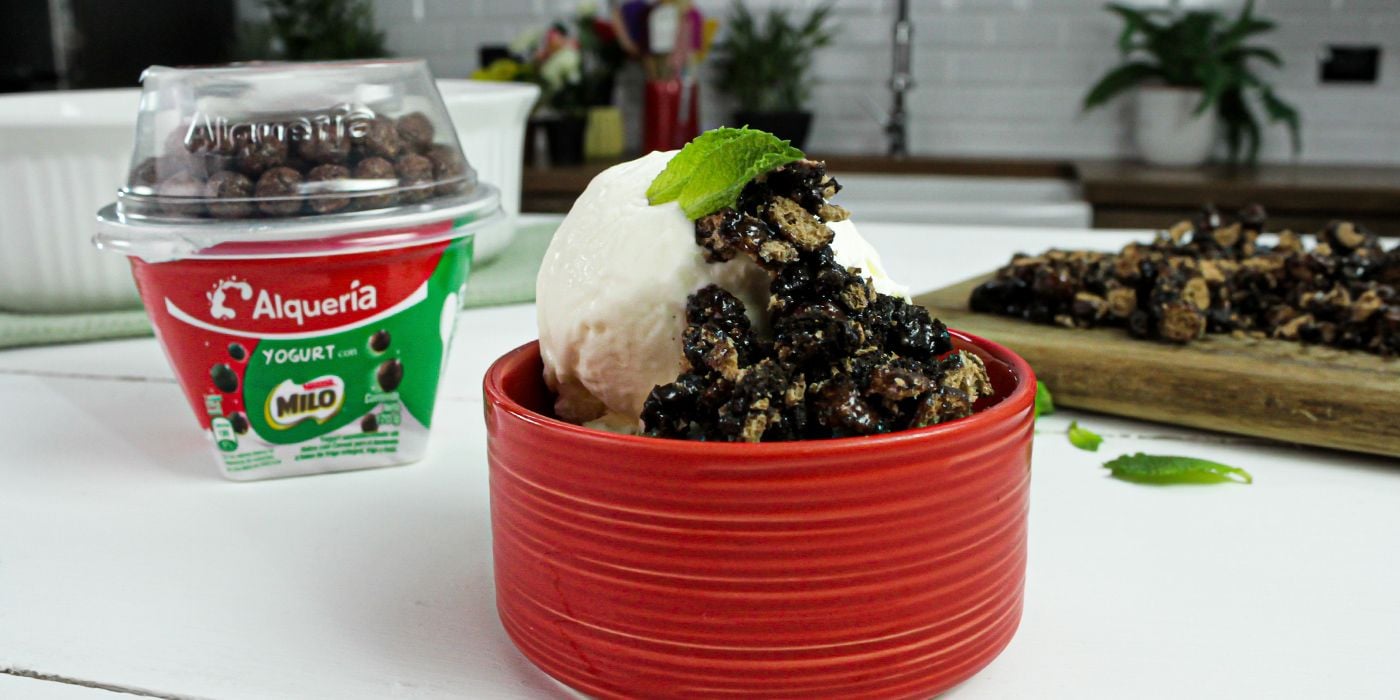 Helado cremoso con Alimento lácteo Alquería con cereal Milo y galletas