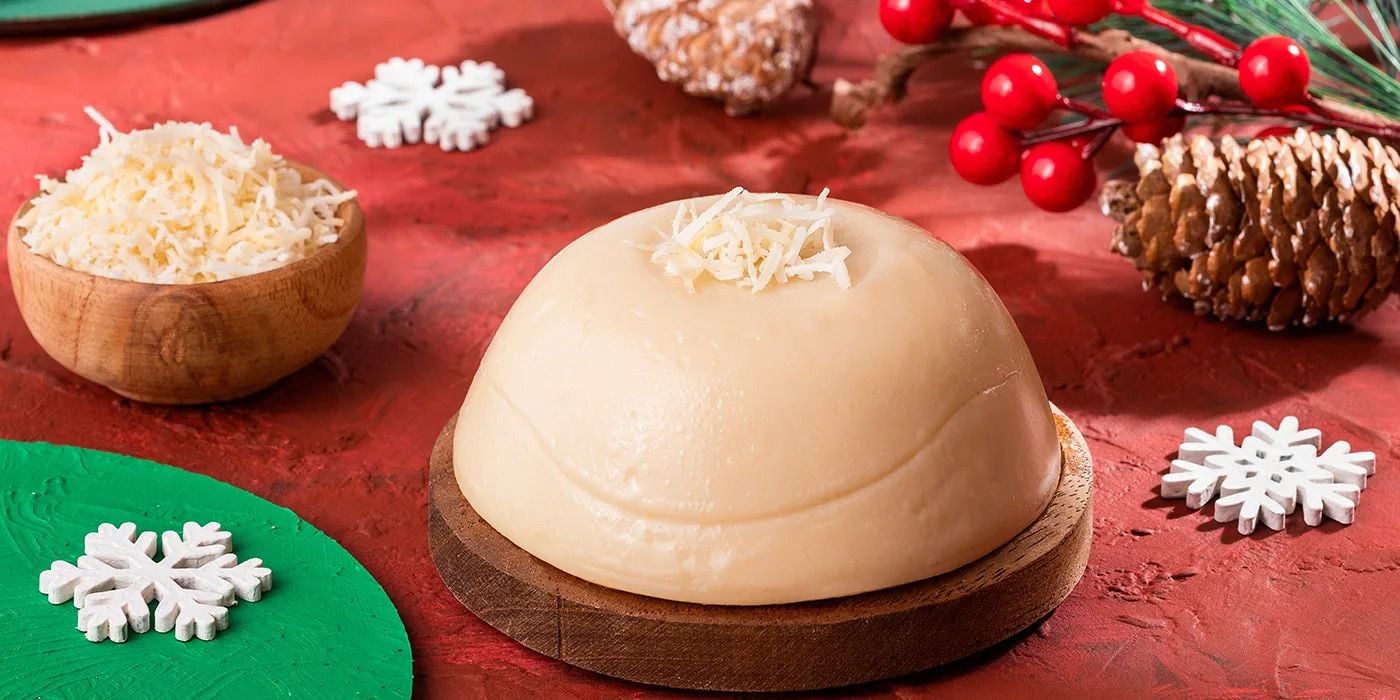 Natilla de arequipe con crema chantilly alquería y salsa de moras