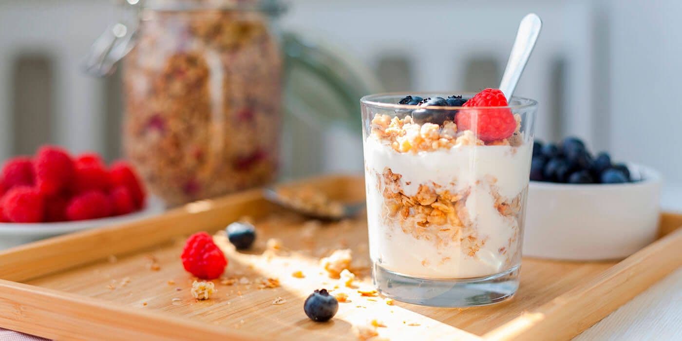 Parfait de frutos rojos con crema de leche alquería y crema chantilly alquería