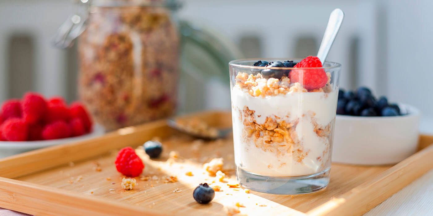 Parfait de frutos rojos con crema de leche alquería y crema chantilly alquería