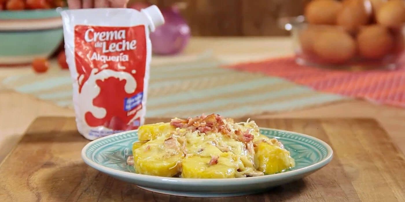 Plátano con salsa de tocineta