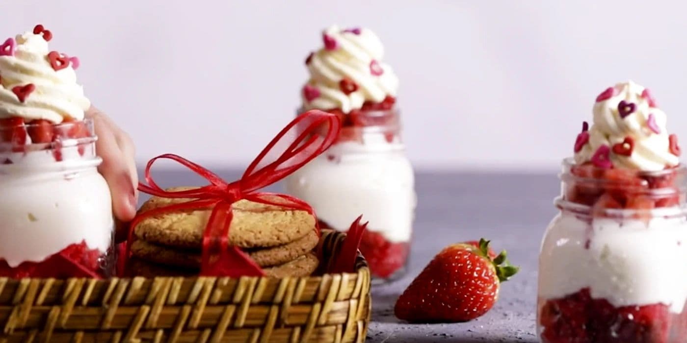 Postre red velvet cremoso con fresas