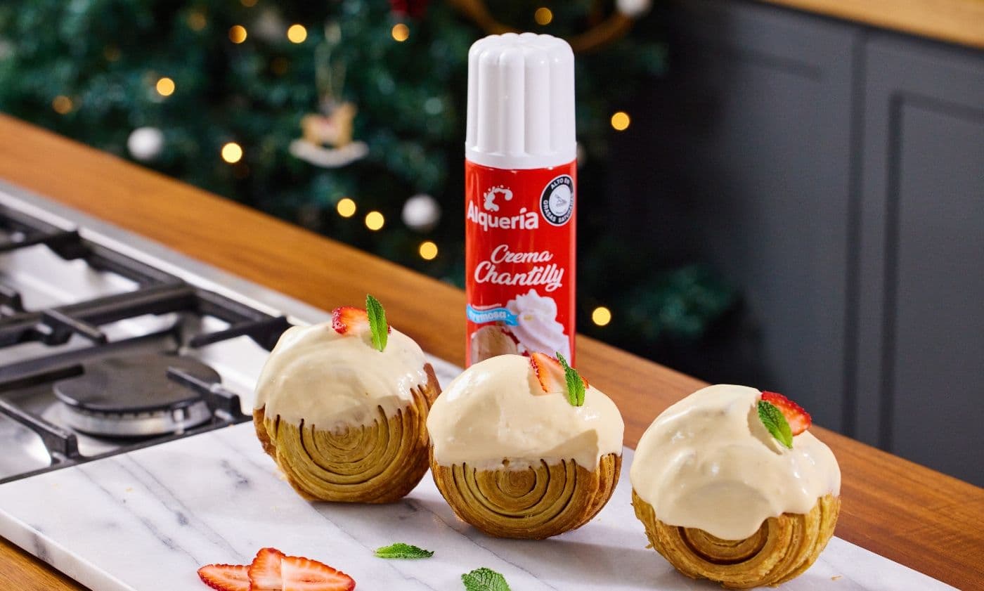 Rollitos de hojaldre con crema chantilly