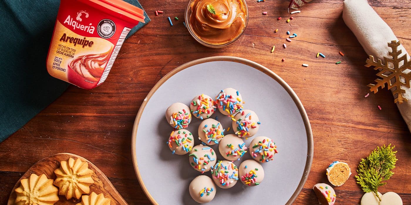 Trufas navideñas de galletas polvorosas de Arequipe