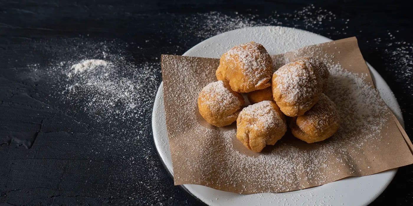 Torta de buñuelo con frutos rojos y crema chantilly alquería
