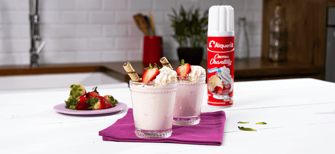 Vasitos de yogurt con Crema Chantilly Alquería