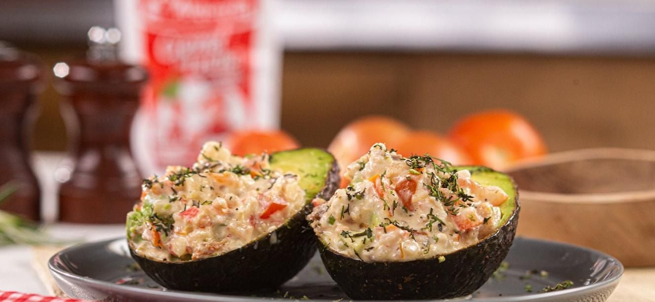 Aguacates rellenos de pescado blanco y palmitos con crema