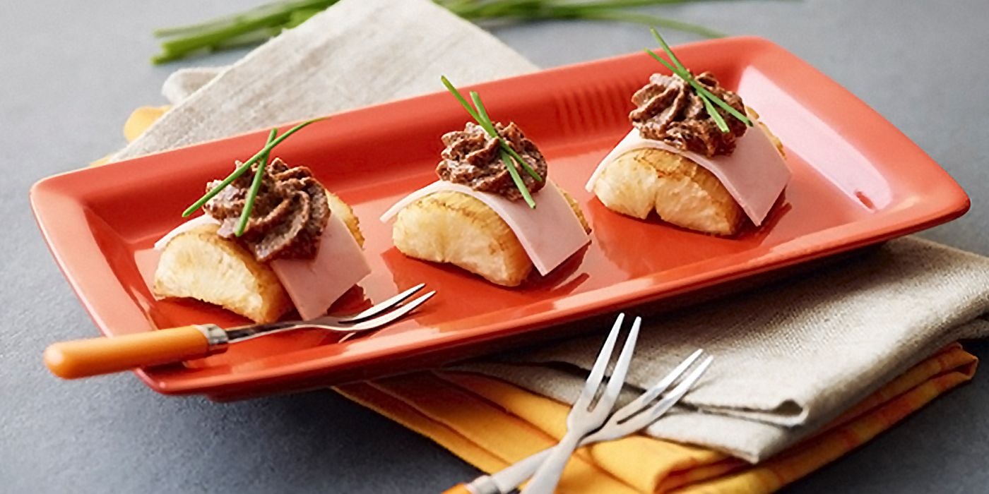 bocado de yuca jamon y crema de ciruelas pasas