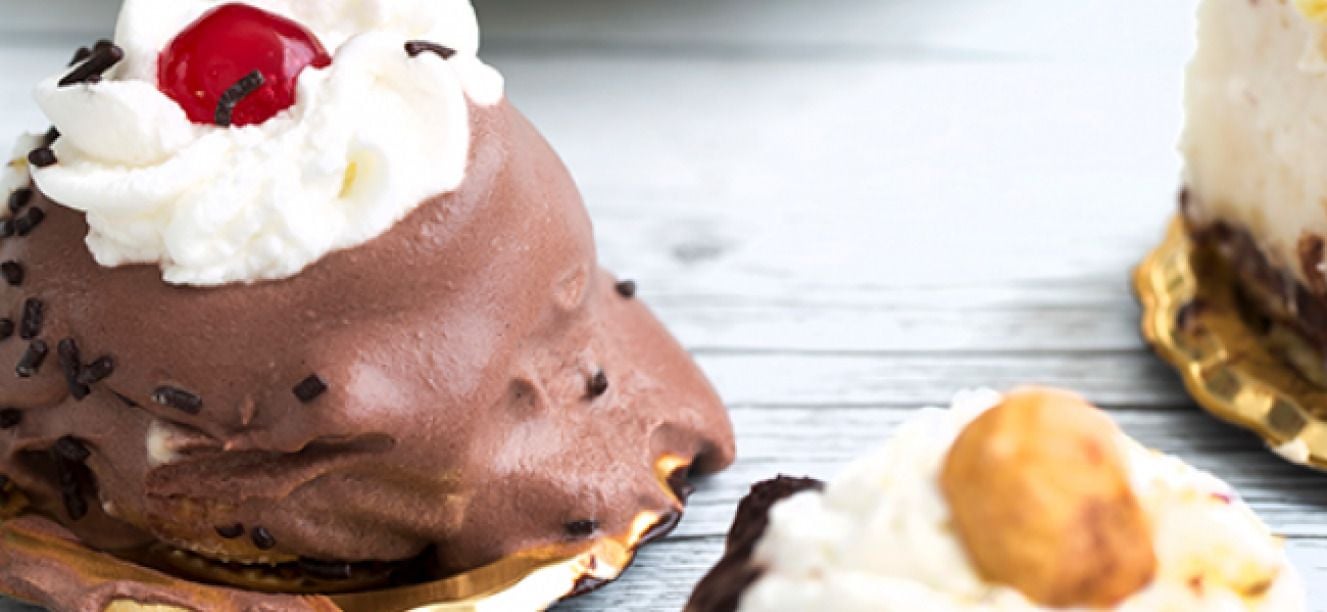 Bombas de chocolate y crema de chantilly