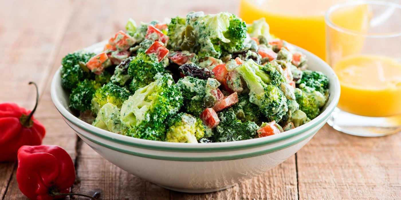 Brocoli con salsa cremosa de queso y tocineta