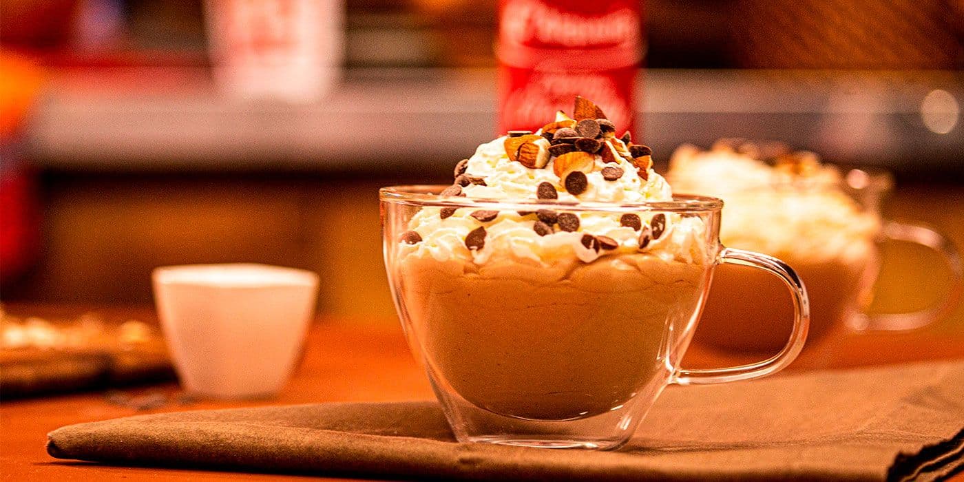 Café con crema de avellanas y Chantilly Alquería