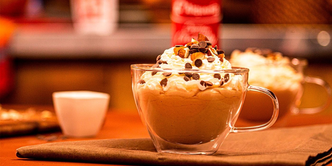 Café con crema de avellanas y Chantilly Alquería