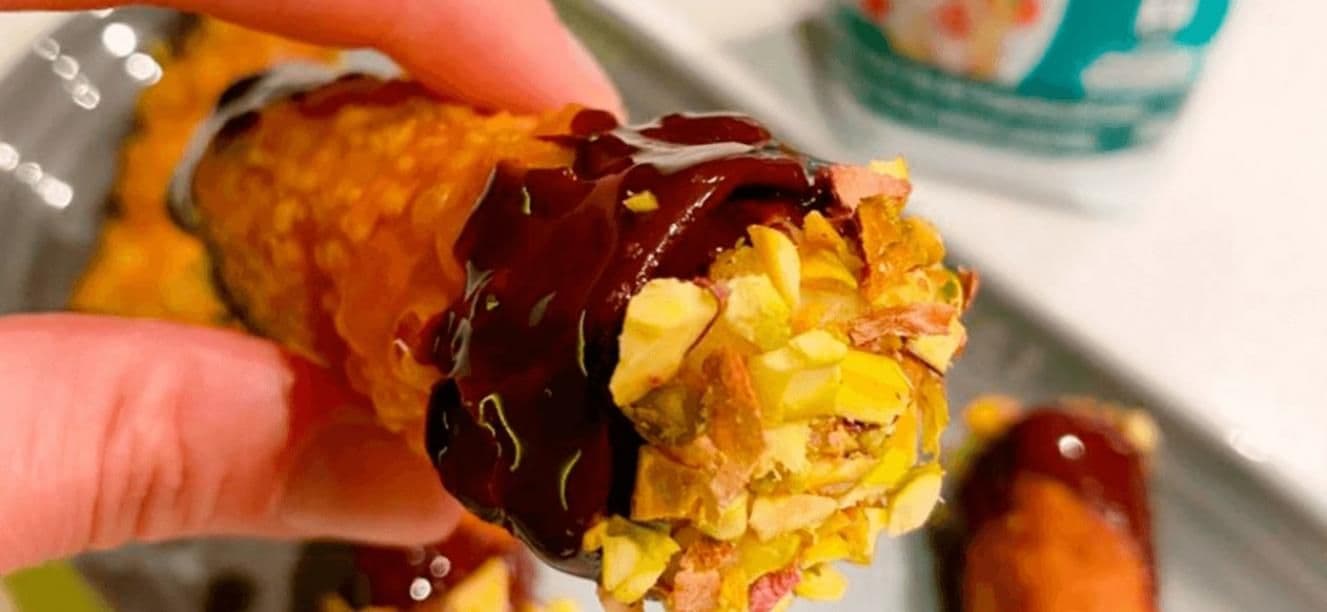 Cannolis rellenos de crema pastelera con crema libre alqueria