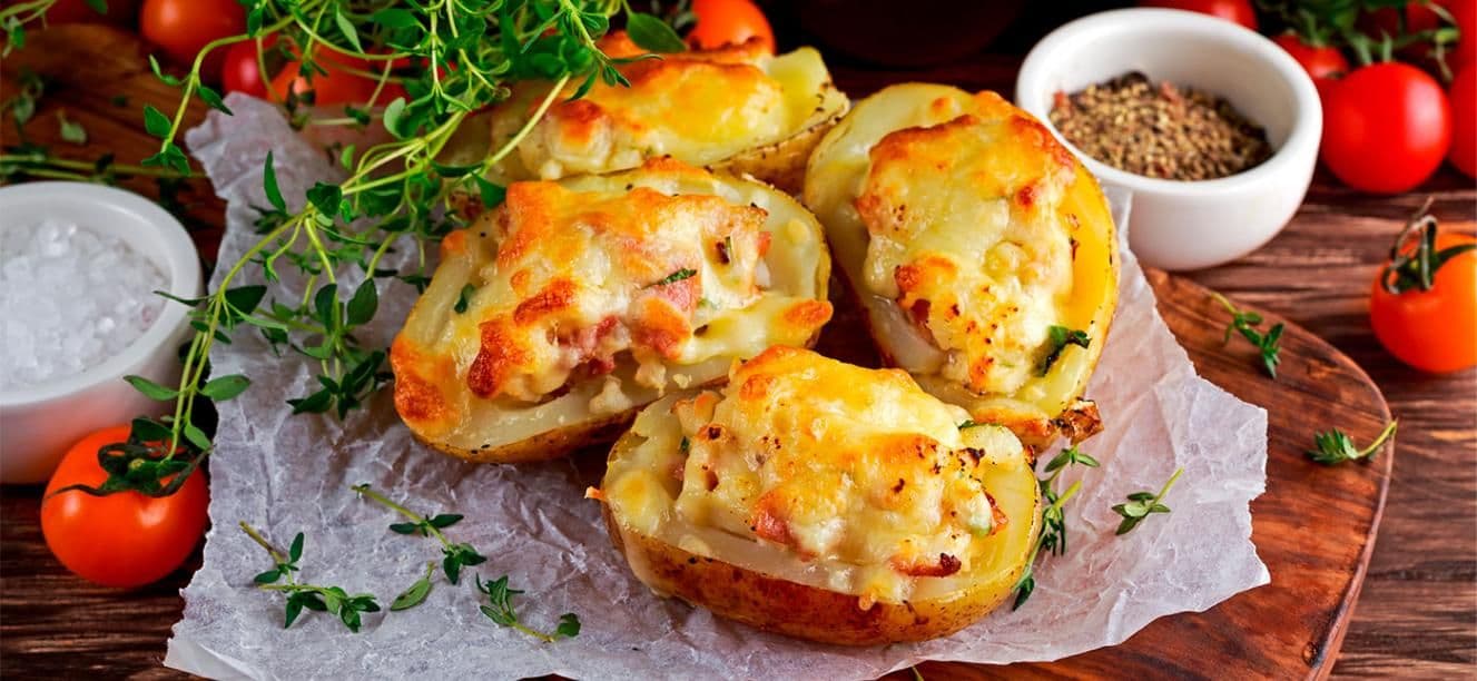 Canoas de papa rellenas a los tres quesos