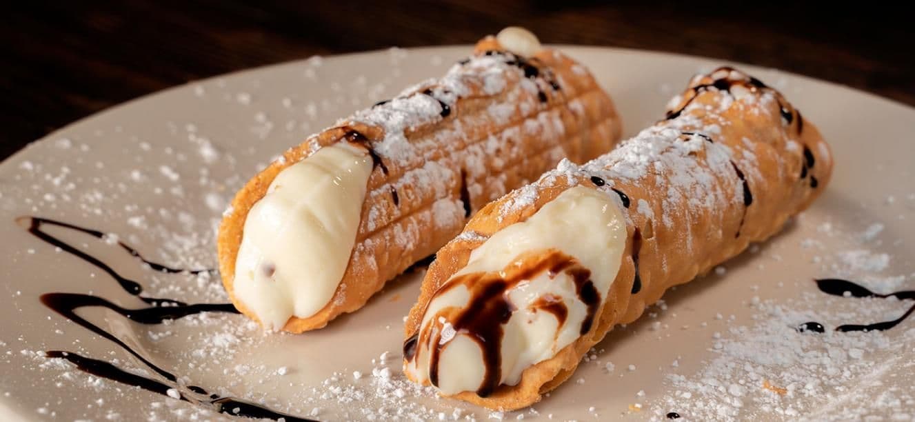 Cannoli de crema Alquería de brandy y salsa de chocolate