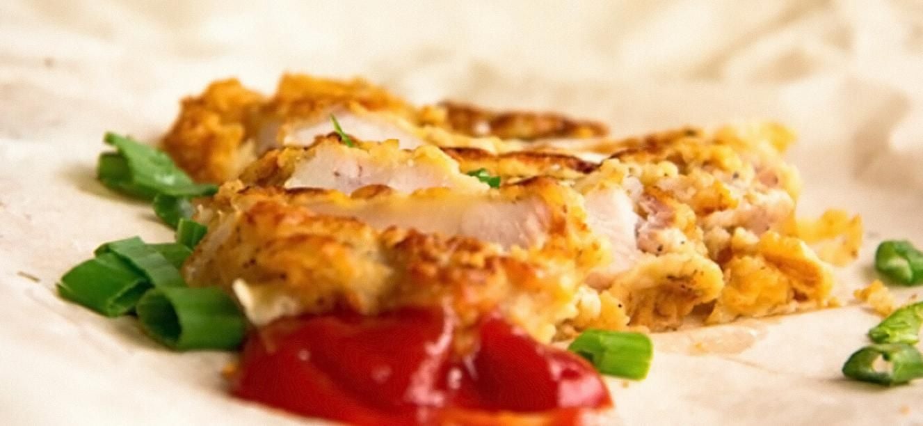 Cerdo apanado en cereal con crema de maracuya y miel