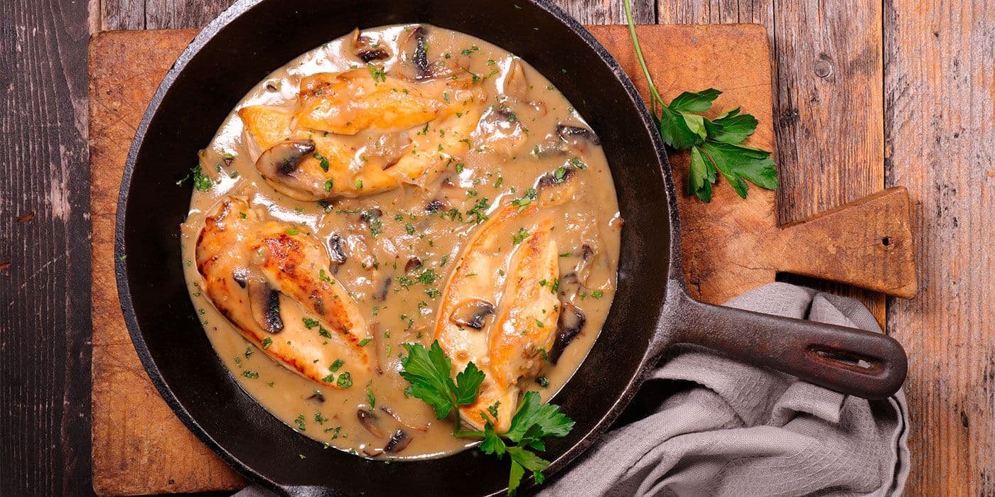 Crema de cebolla roja, pollo y vino blanco