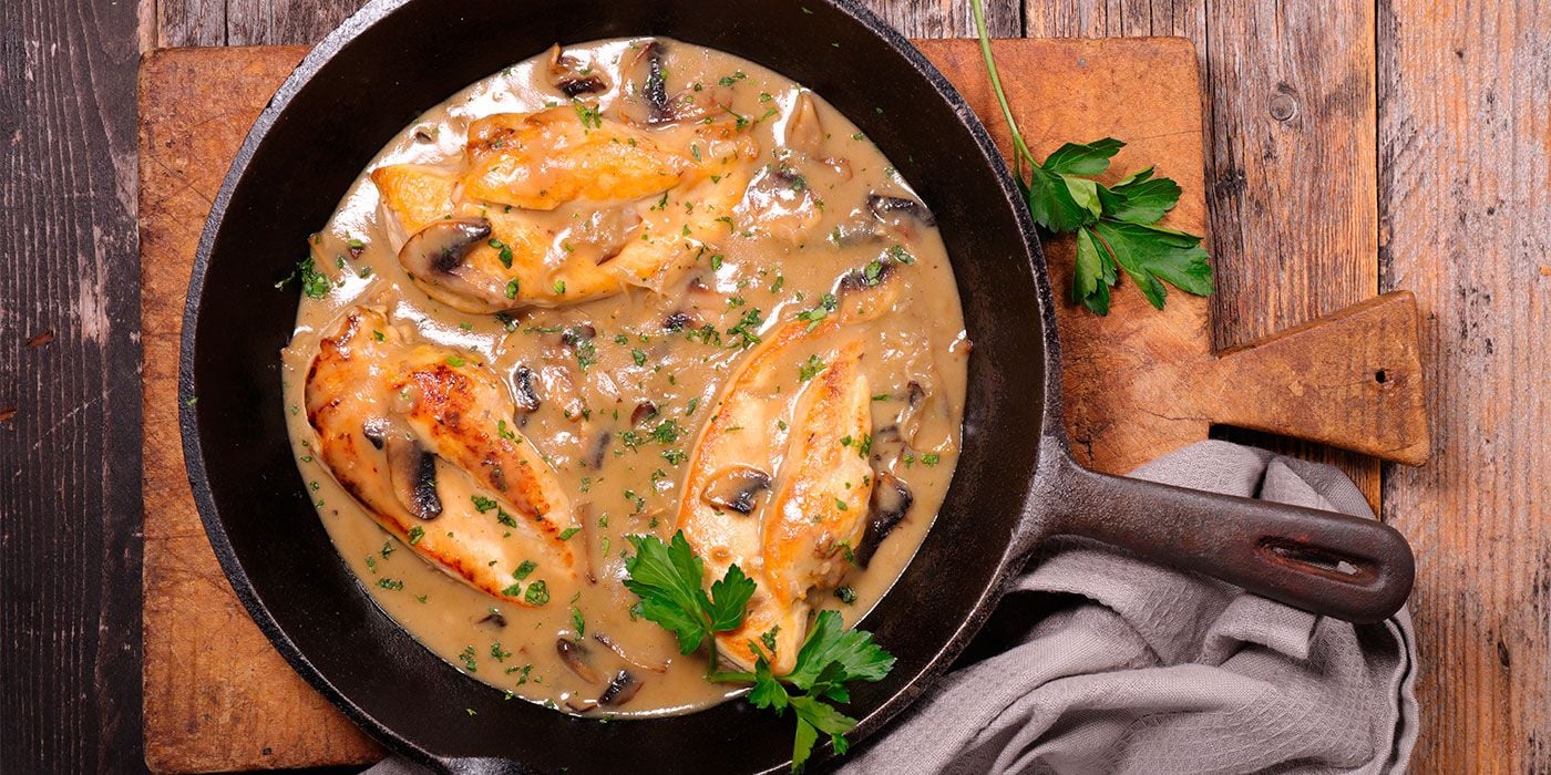 Crema de cebolla roja, pollo y vino blanco