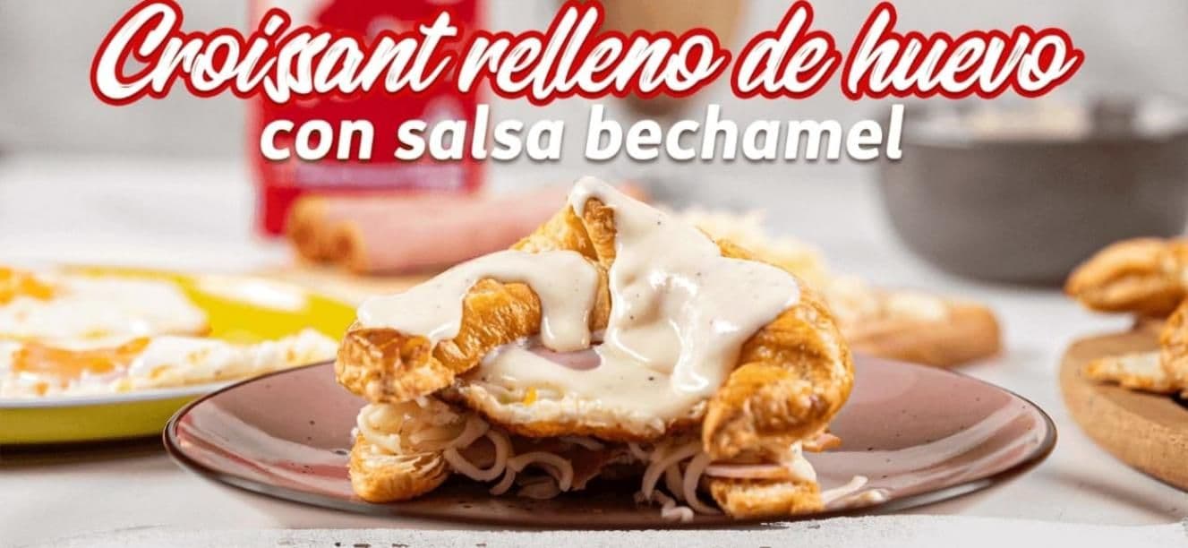 Croissant relleno de huevo con salsa bechamel